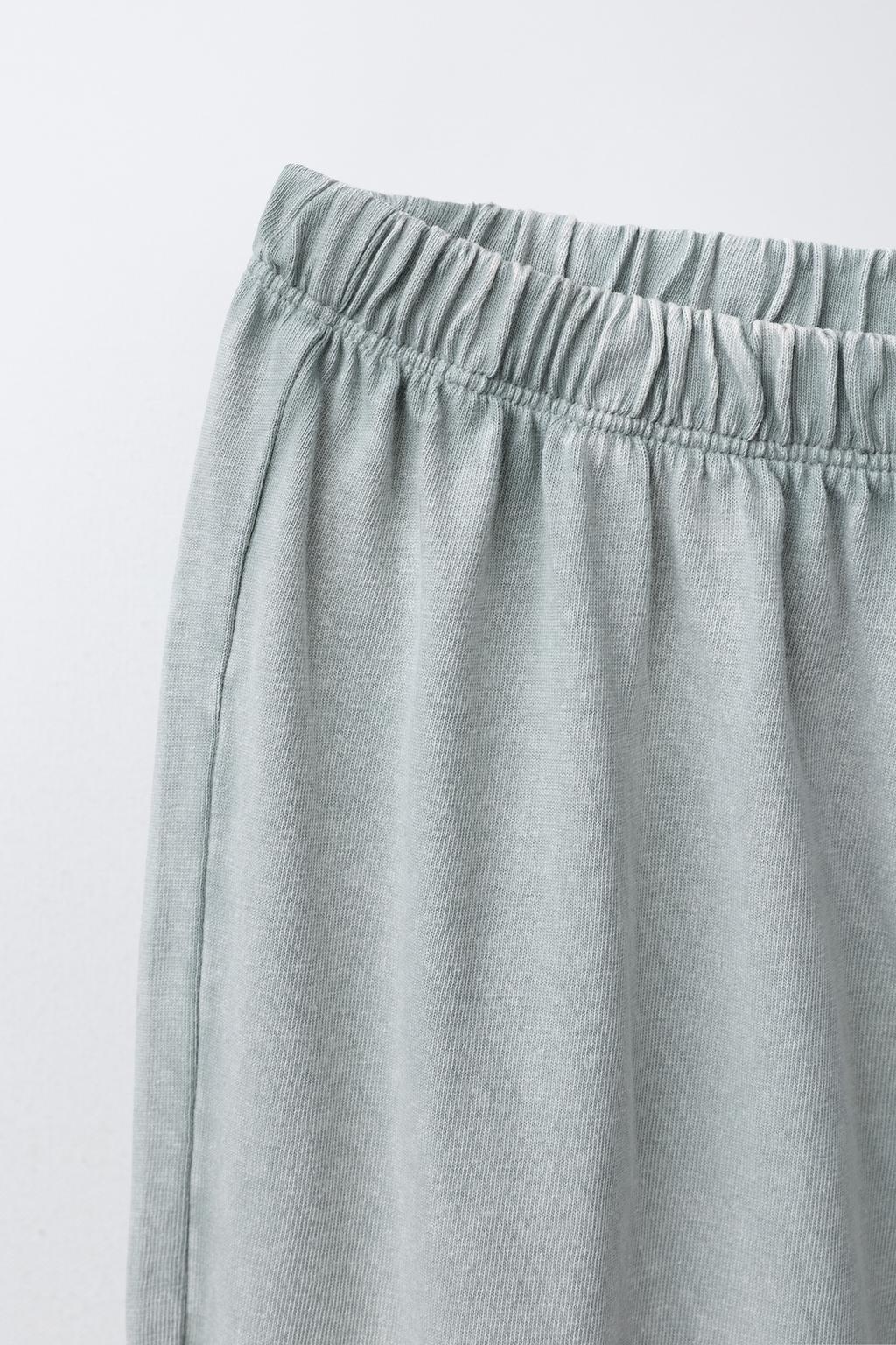 6-14 ЛЕТ/ПИЖАМА С ЭФФЕКТОМ СТИРАНОЙ ТКАНИ И ВЫШИВКОЙ