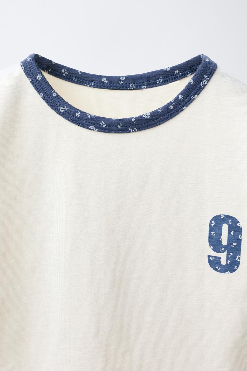 ФУТБОЛКА С ТЕКСТОВЫМ И ЦВЕТОЧНЫМ ПРИНТОМ