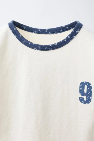 Футболка с текстовым и цветочным принтом