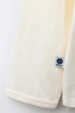 Футболка с текстовым и цветочным принтом