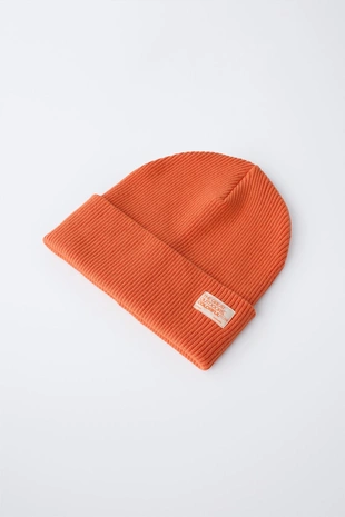 Шапка бини в рубчик с этикеткой- Заказать в России