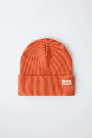 Шапка бини в рубчик с этикеткой- Заказать в России