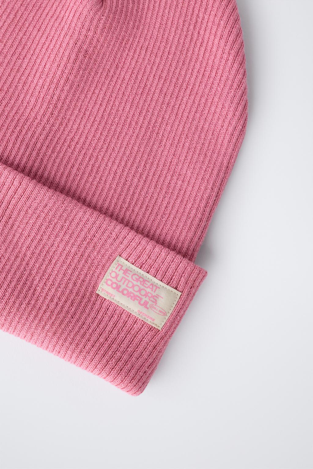 ТРИКОТАЖНАЯ ШАПКА В РУБЧИК С ЭТИКЕТКОЙ