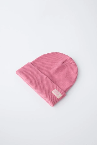 Трикотажная шапка в рубчик с этикеткой- Заказать в России