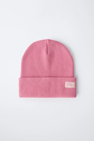 Трикотажная шапка в рубчик с этикеткой- Заказать в России