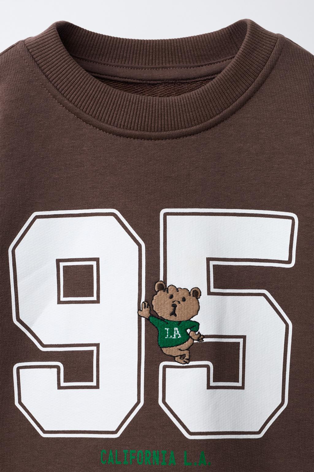 ТОЛСТОВКА С ВЫШИТОЙ ЦИФРОЙ И АНИМАЛИСТИЧЕСКИМ ПРИНТОМ