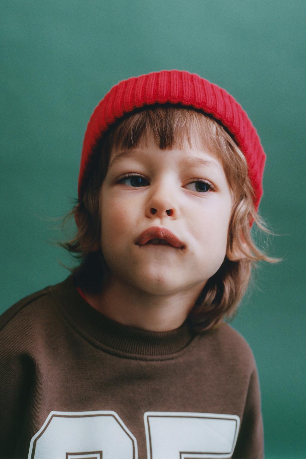 ТОЛСТОВКА С ВЫШИТОЙ ЦИФРОЙ И АНИМАЛИСТИЧЕСКИМ ПРИНТОМ