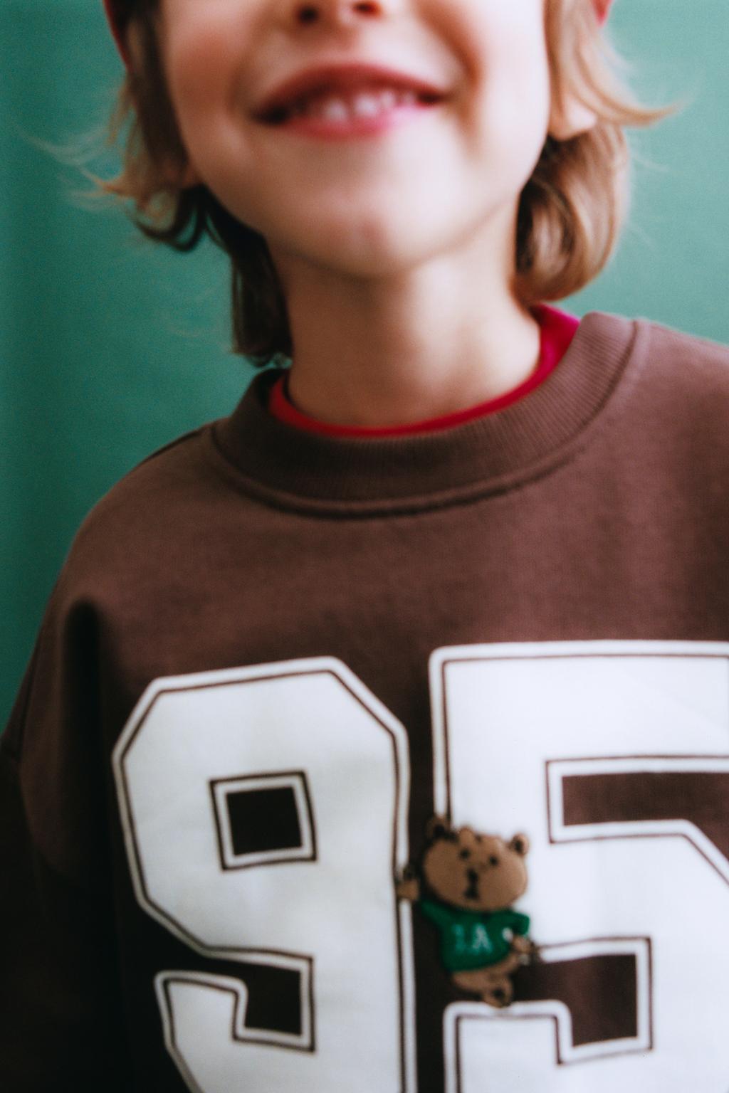 ТОЛСТОВКА С ВЫШИТОЙ ЦИФРОЙ И АНИМАЛИСТИЧЕСКИМ ПРИНТОМ