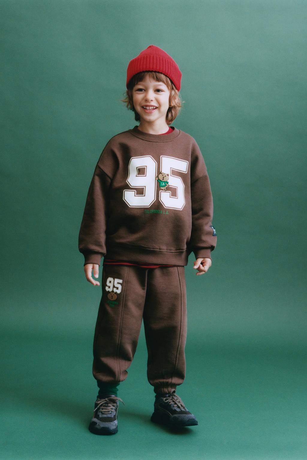 ТОЛСТОВКА С ВЫШИТОЙ ЦИФРОЙ И АНИМАЛИСТИЧЕСКИМ ПРИНТОМ