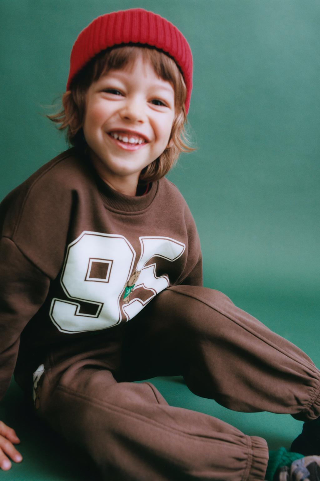 ТОЛСТОВКА С ВЫШИТОЙ ЦИФРОЙ И АНИМАЛИСТИЧЕСКИМ ПРИНТОМ