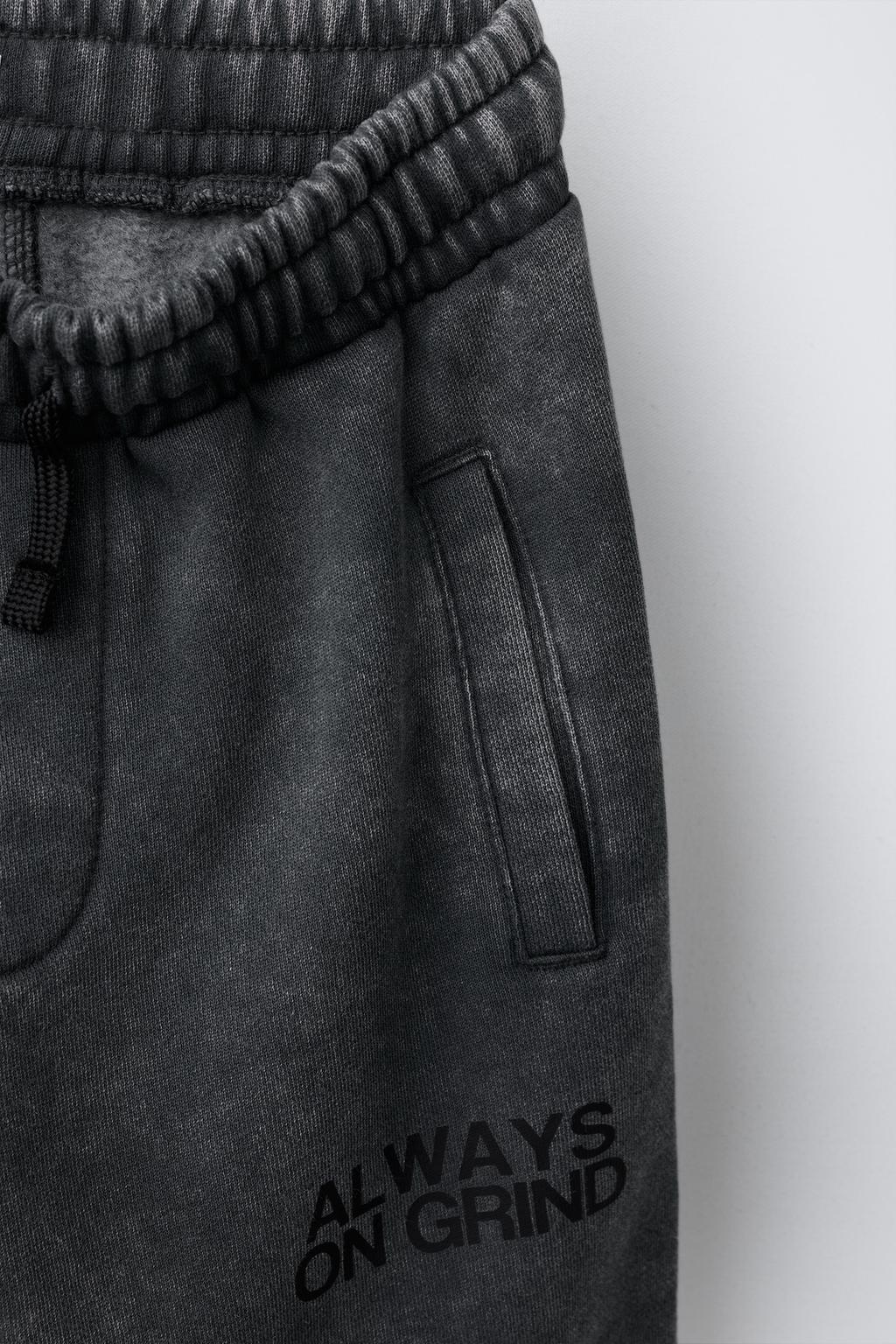 БРЮКИ WIDE LEG ИЗ МЯГКОЙ ТКАНИ С ЭФФЕКТОМ ПОТЕРТОСТИ И ГРАФФИТИ