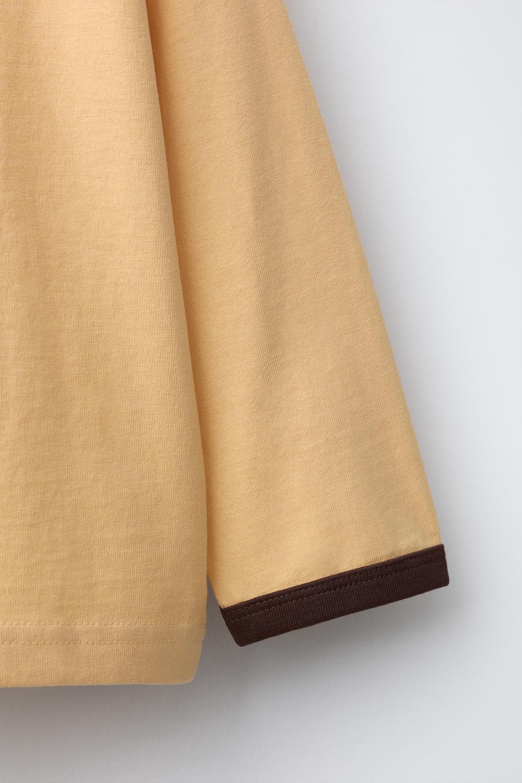 ОДНОТОННАЯ ФУТБОЛКА С КОНТРАСТНЫМИ КАНТАМИ НА ВОРОТНИКЕ