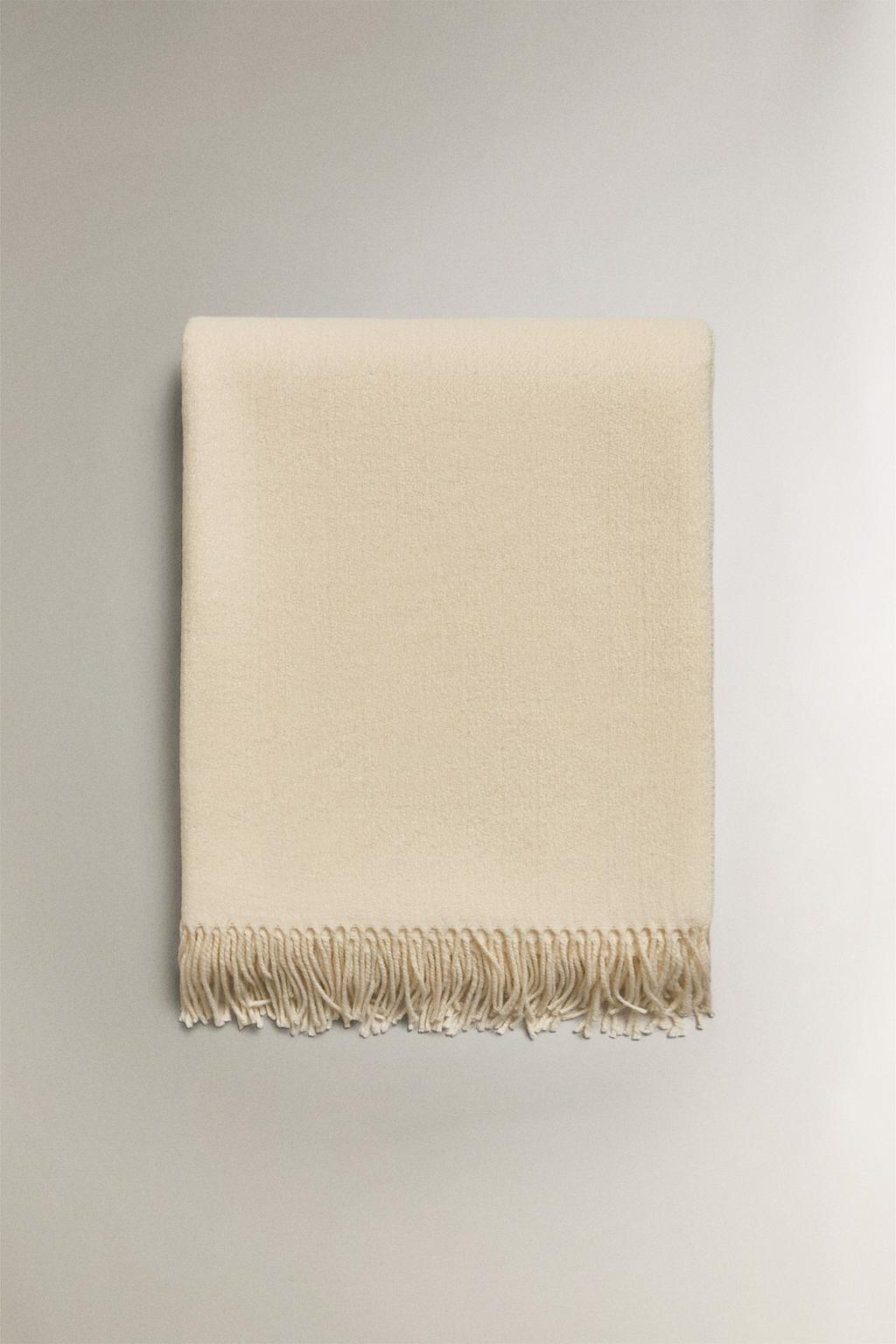 Декоративный плед с бахромой