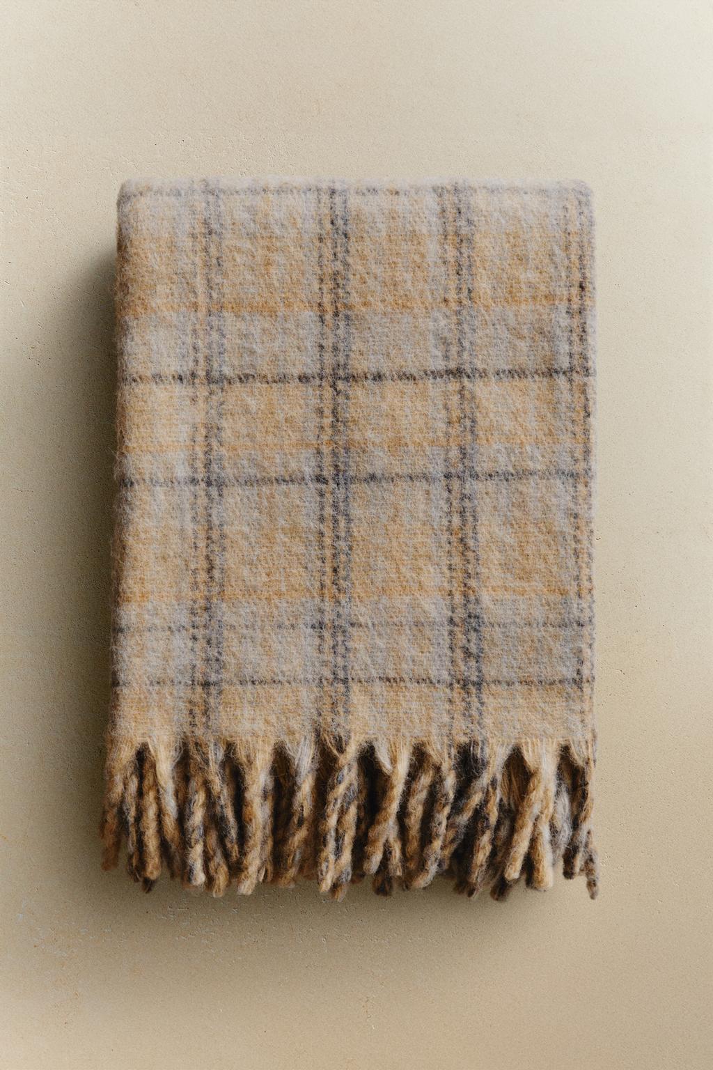 Декоративное плед с клетчатым узором