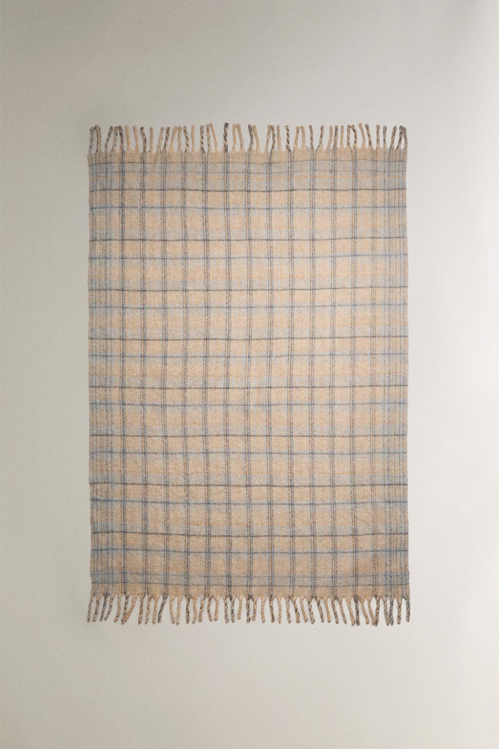 Декоративное плед с клетчатым узором