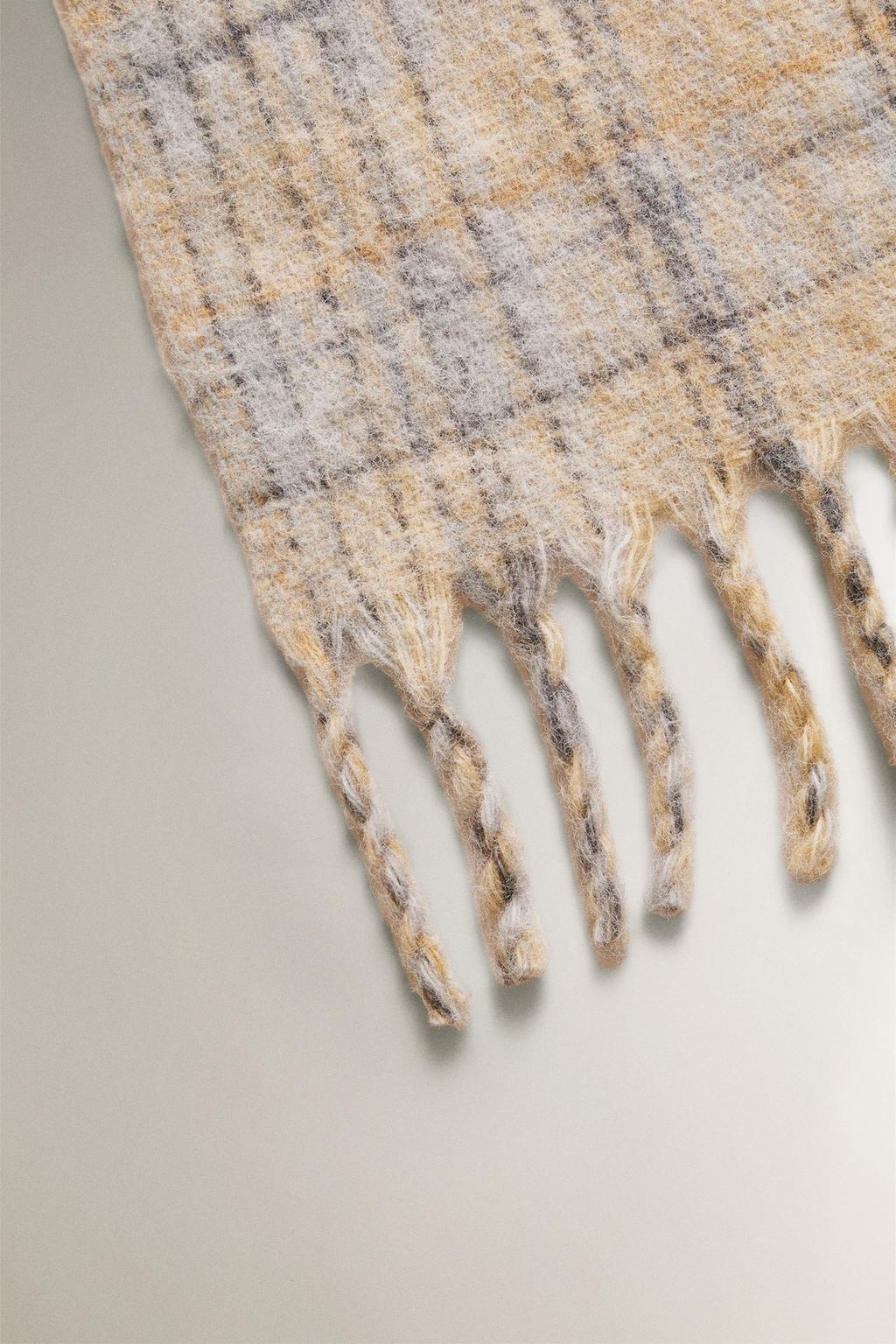 Декоративное плед с клетчатым узором