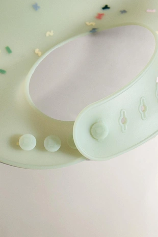 Силиконовый слюнявчик MICKEY & MINNIE ©DISNEY- Заказать в России