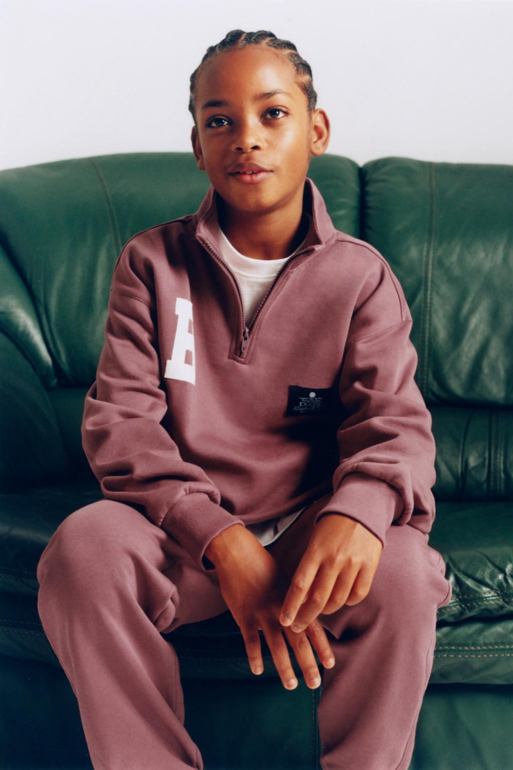 ТОЛСТОВКА С ВЫШИВКОЙ И НАШИВКОЙ