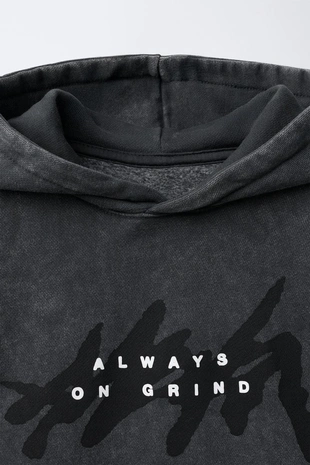 Худи с эффектом потертости и принтом «граффити»- Заказать в России