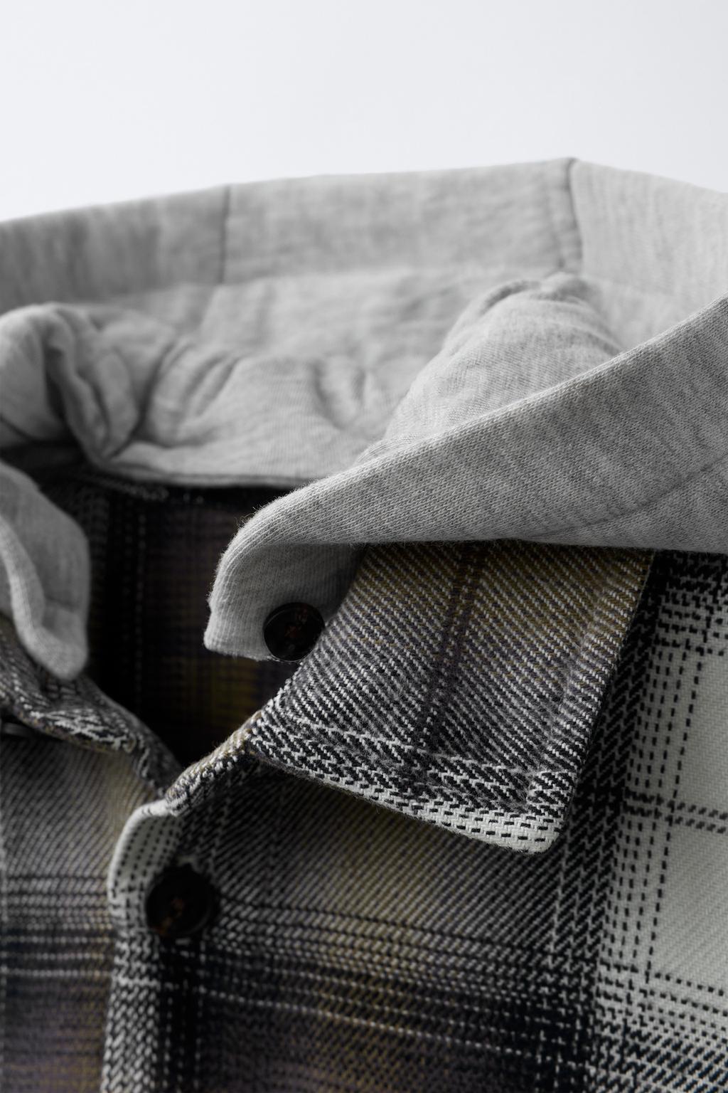 КУРТКА-РУБАШКА В КЛЕТКУ С ОТСТЕГИВАЮЩИМСЯ КАПЮШОНОМ ИЗ МЯГКОЙ ТКАНИ