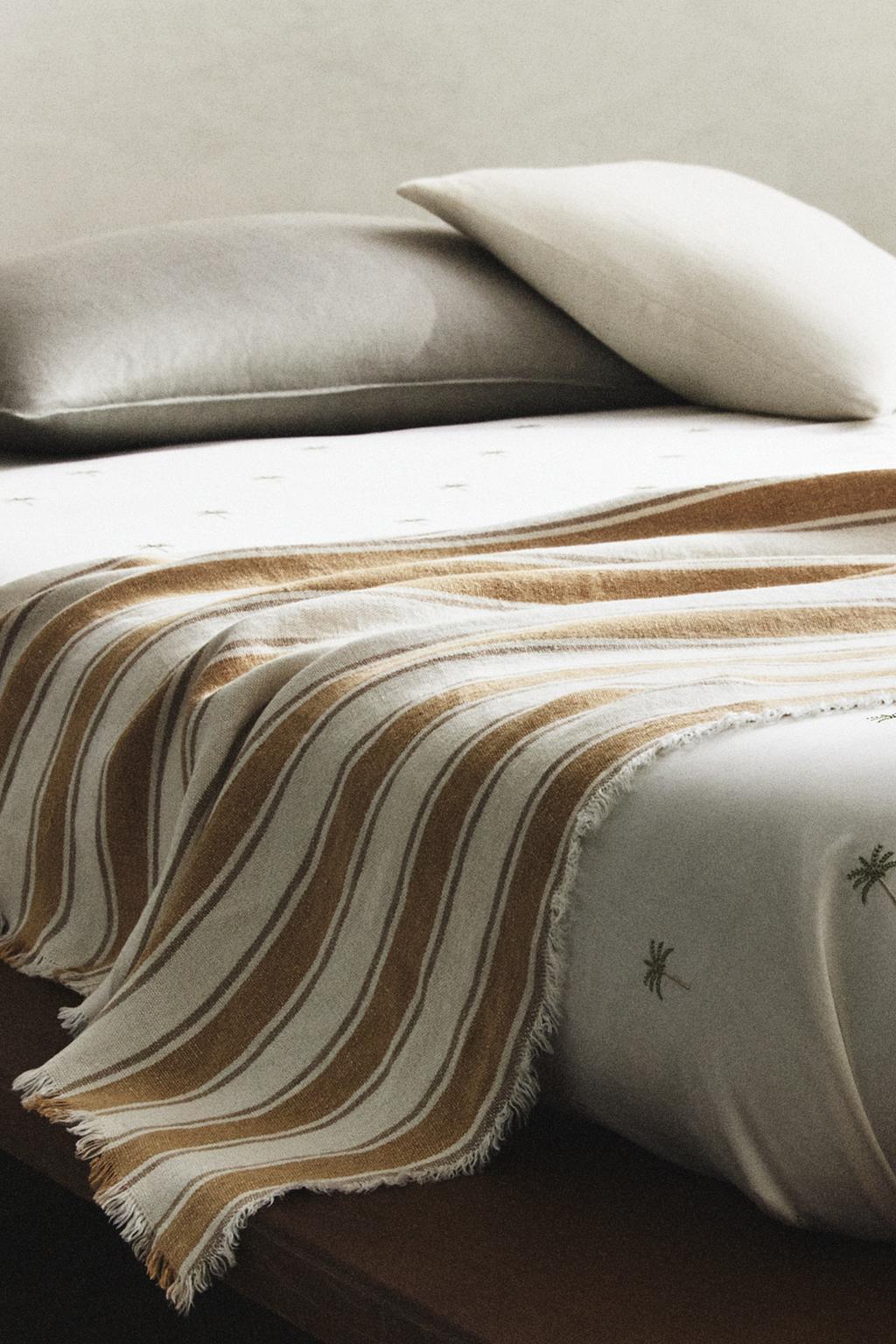 Покрывало с яркими макраме и вышитыми пальмами