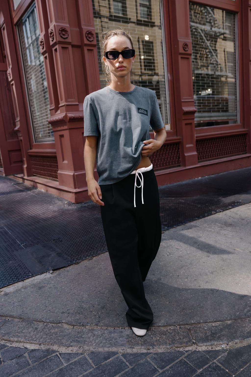 ФУТБОЛКА С КОРОТКИМИ РУКАВАМИ И ЭТИКЕТКОЙ