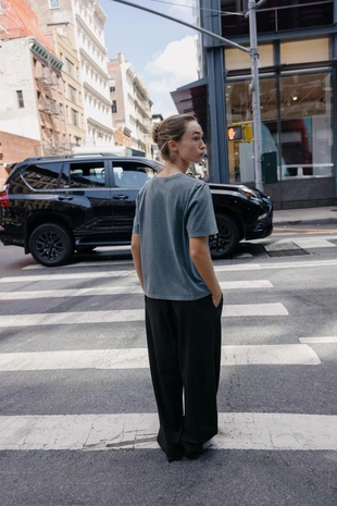 Футболка с короткими рукавами и этикеткой- Заказать в России