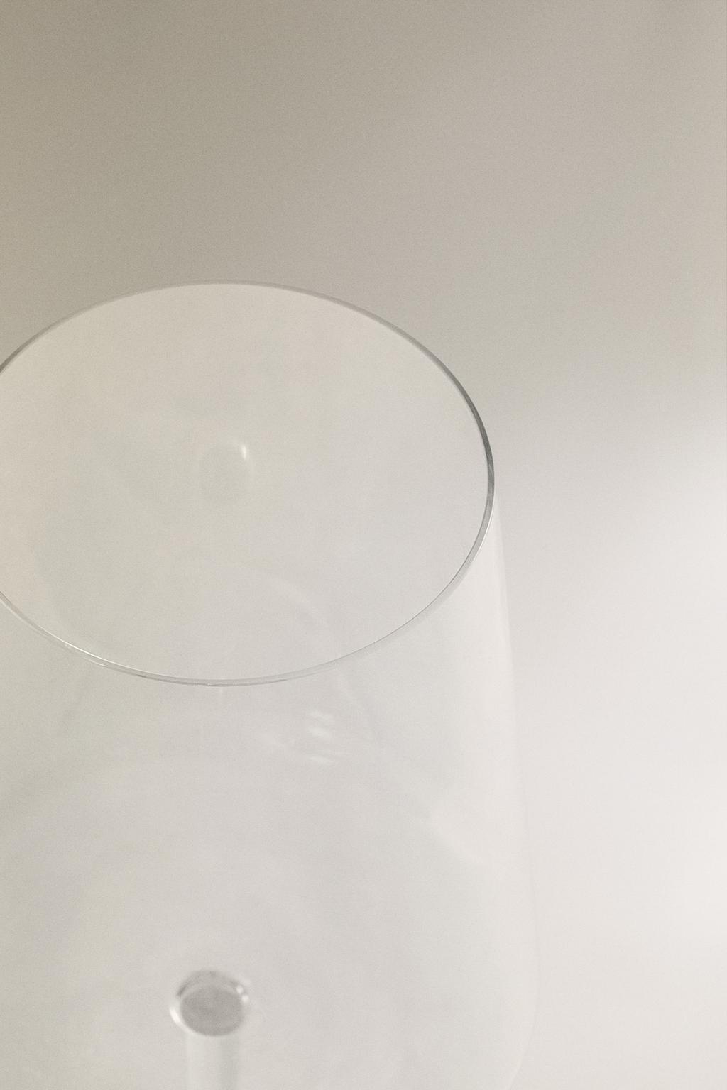 Хрустальный бокал конической формы