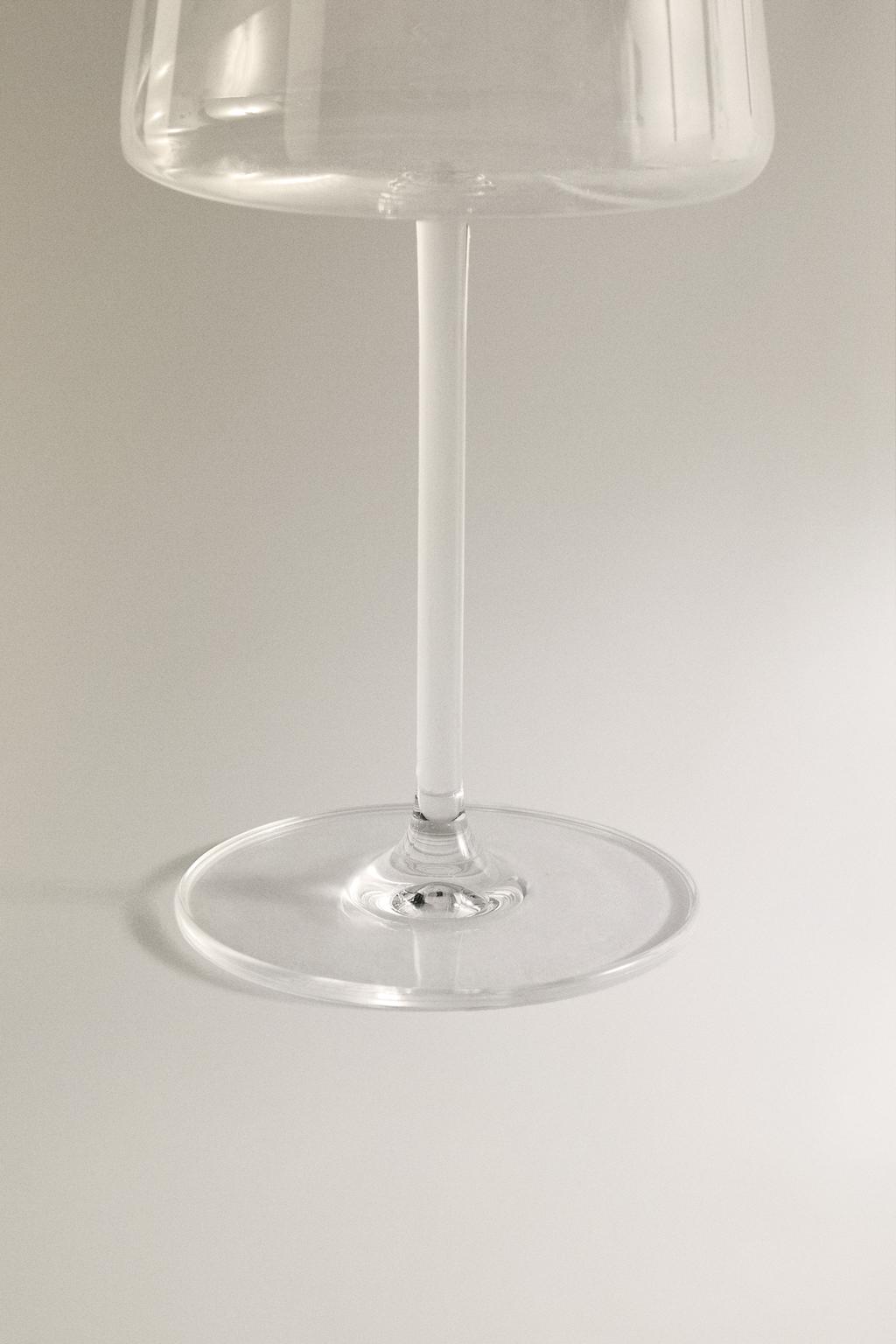 Хрустальный бокал конической формы