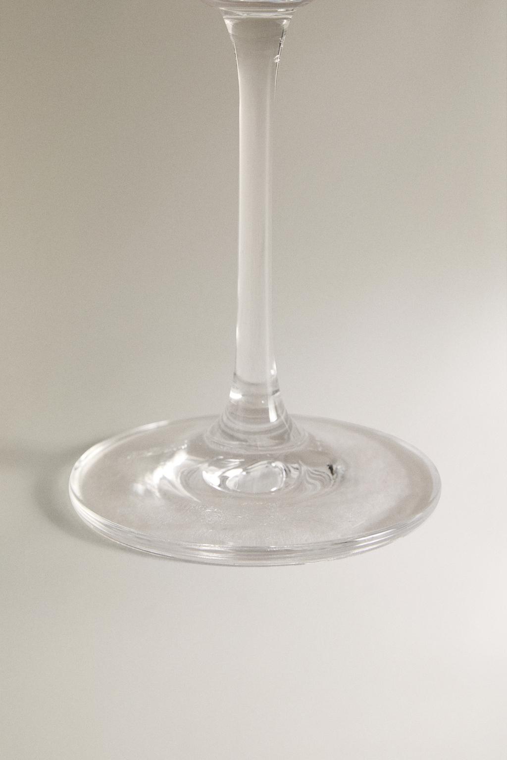 Высокий хрустальный стакан с вертикальным рельефом