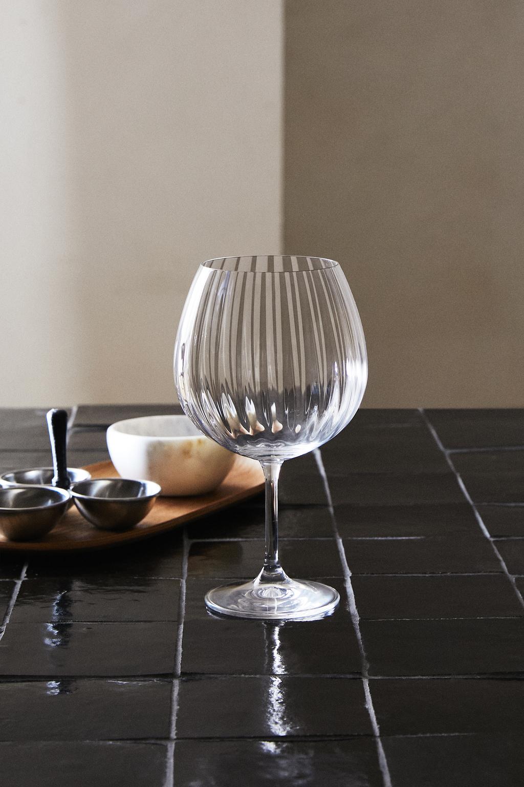 Бокал для вина с поднятым кристаллическим узором