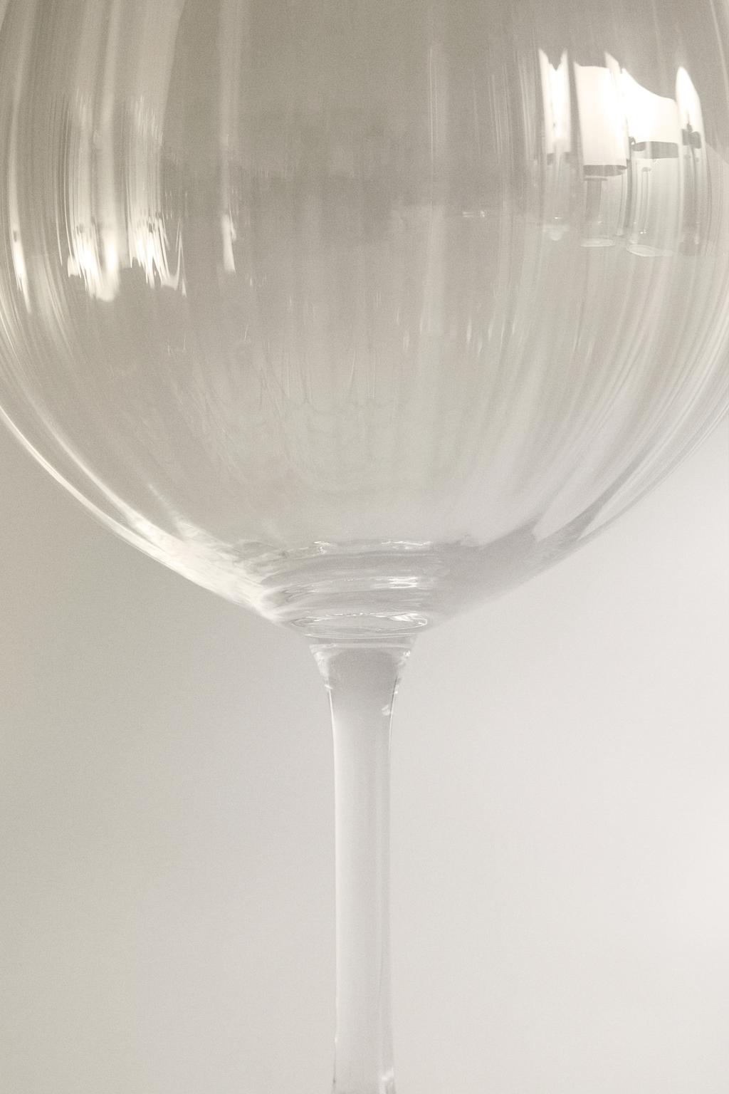 Бокал для вина с поднятым кристаллическим узором