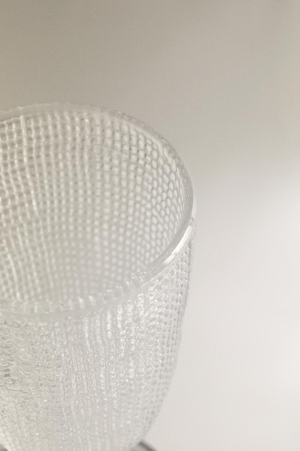 Бокал с рельефным узором для вина