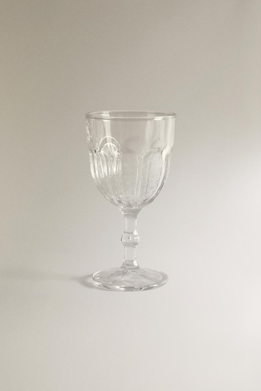 Стакан с рельефным дизайном и цветочными деталями