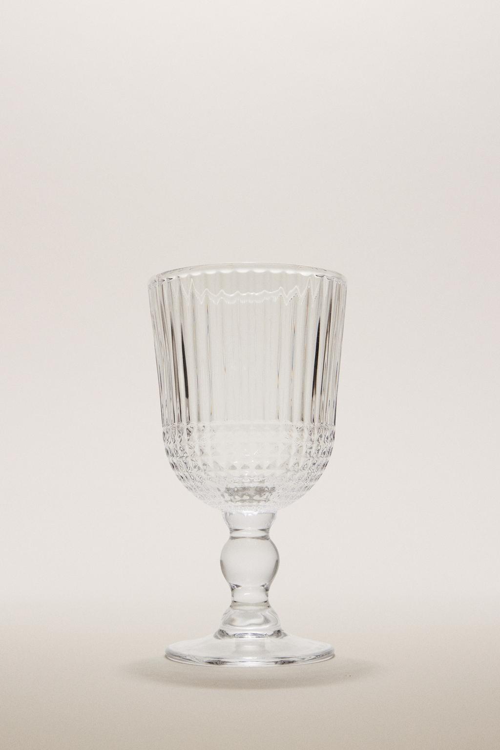 Бокал для вина с выступающим геометрическим дизайном