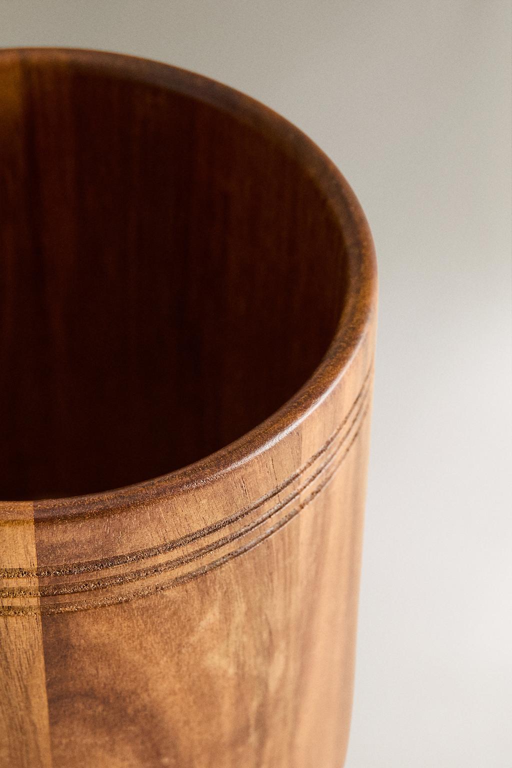 Деревянная банка для кухонных принадлежностей