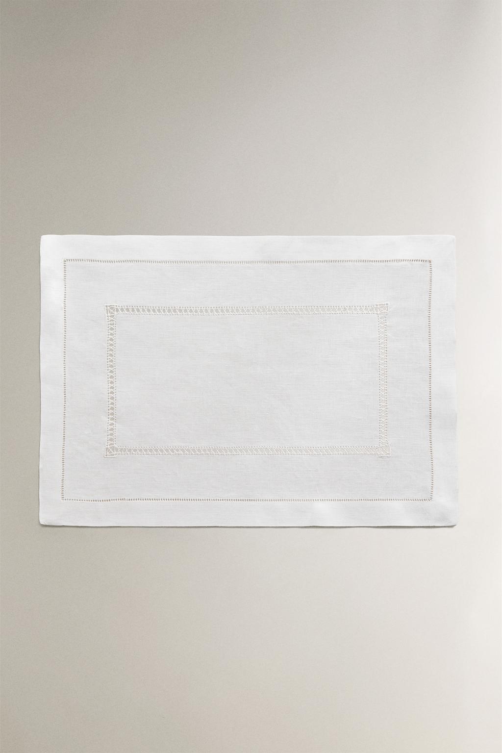 Салфетка из льна с вышивкой гладью