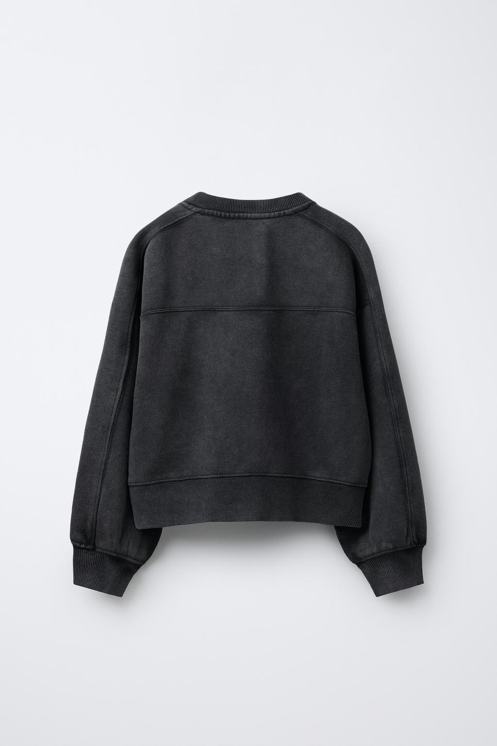 ТОЛСТОВКА ИЗ ТКАНИ С ЭФФЕКТОМ ПОТЕРТОСТИ С НАДПИСЬЮ