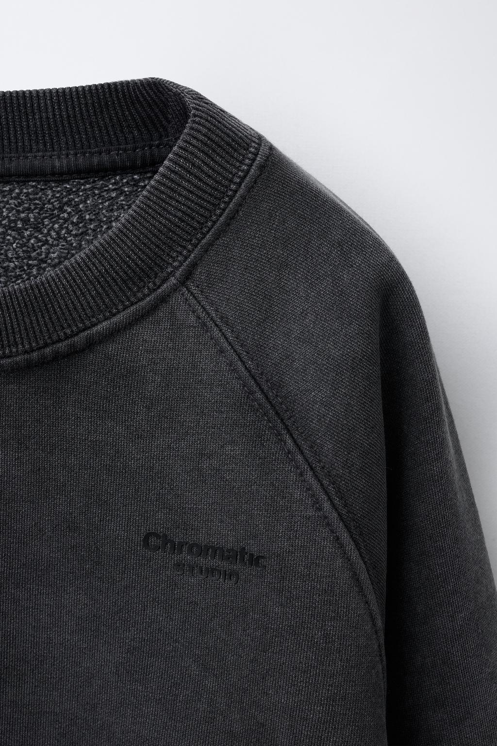 ТОЛСТОВКА ИЗ ТКАНИ С ЭФФЕКТОМ ПОТЕРТОСТИ С НАДПИСЬЮ