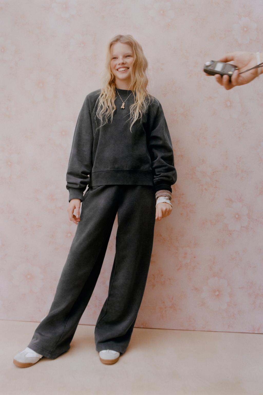 ТОЛСТОВКА ИЗ ТКАНИ С ЭФФЕКТОМ ПОТЕРТОСТИ С НАДПИСЬЮ