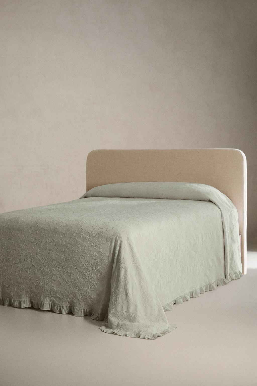 Покрывало из жаккарда с оборками