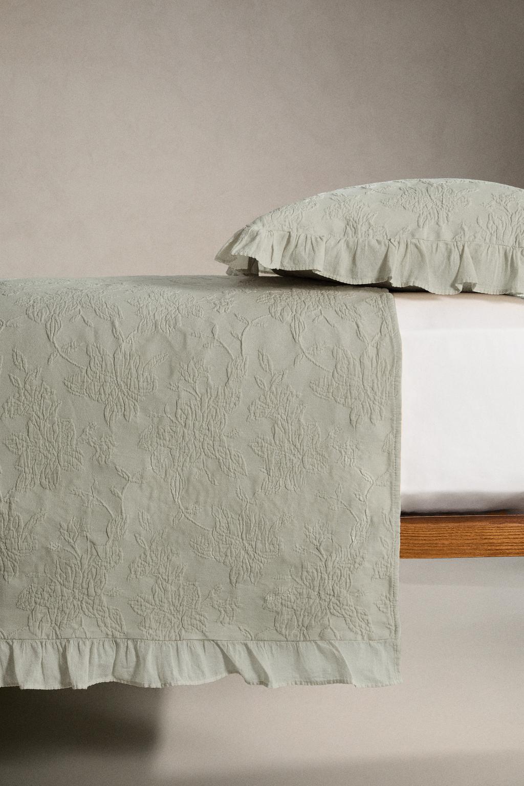 Покрывало из жаккарда с оборками