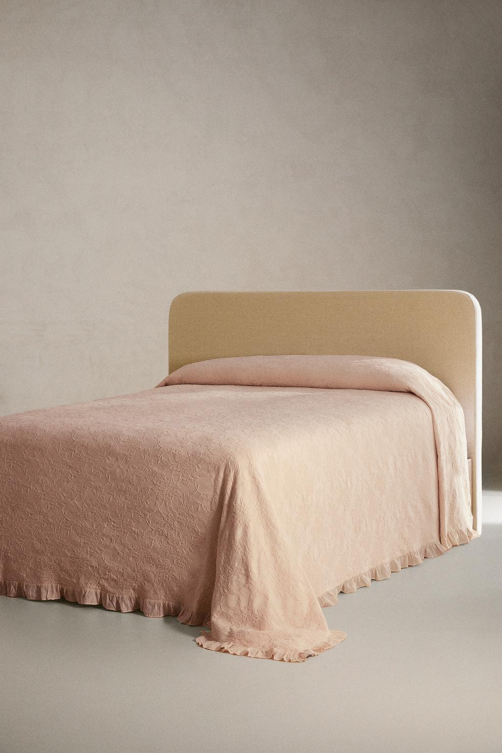 Покрывало из джаккарда с оборками