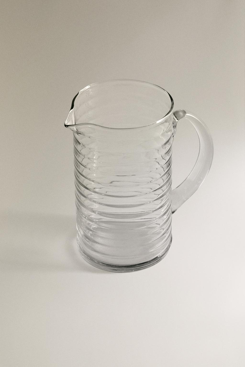 Стеклянная кувшин с поднятыми линиями