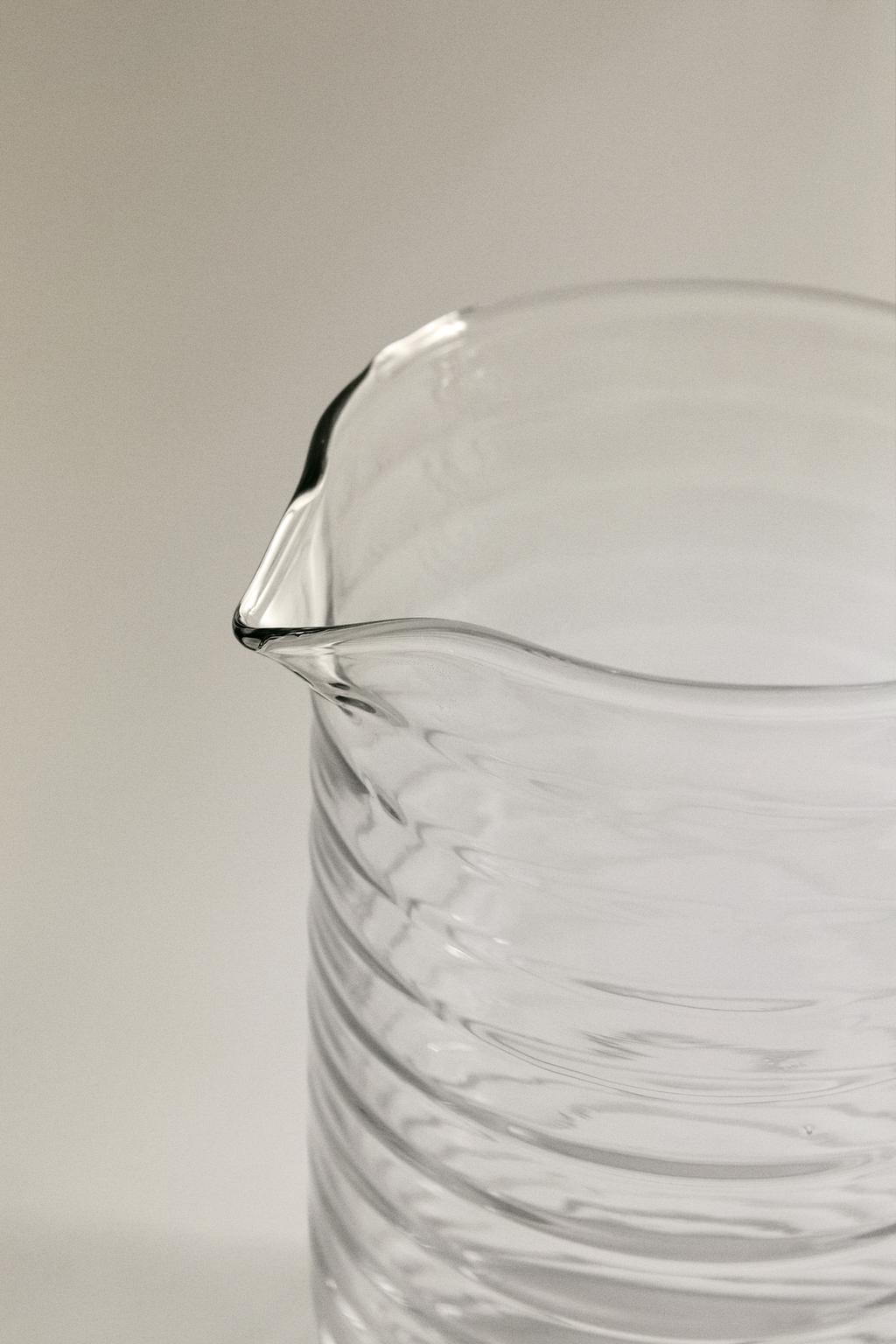 Стеклянная кувшин с поднятыми линиями