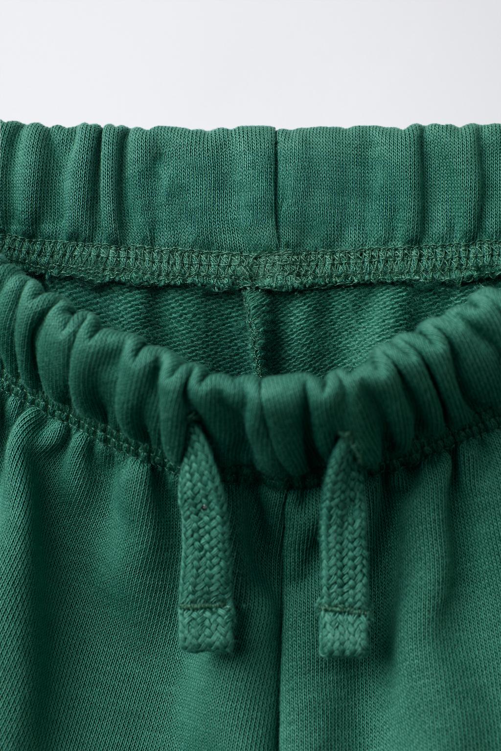 КОМПЛЕКТ ИЗ ТОЛСТОВКИ И ДЖОГГЕРОВ С ТЕКСТОВОЙ ВЫШИВКОЙ