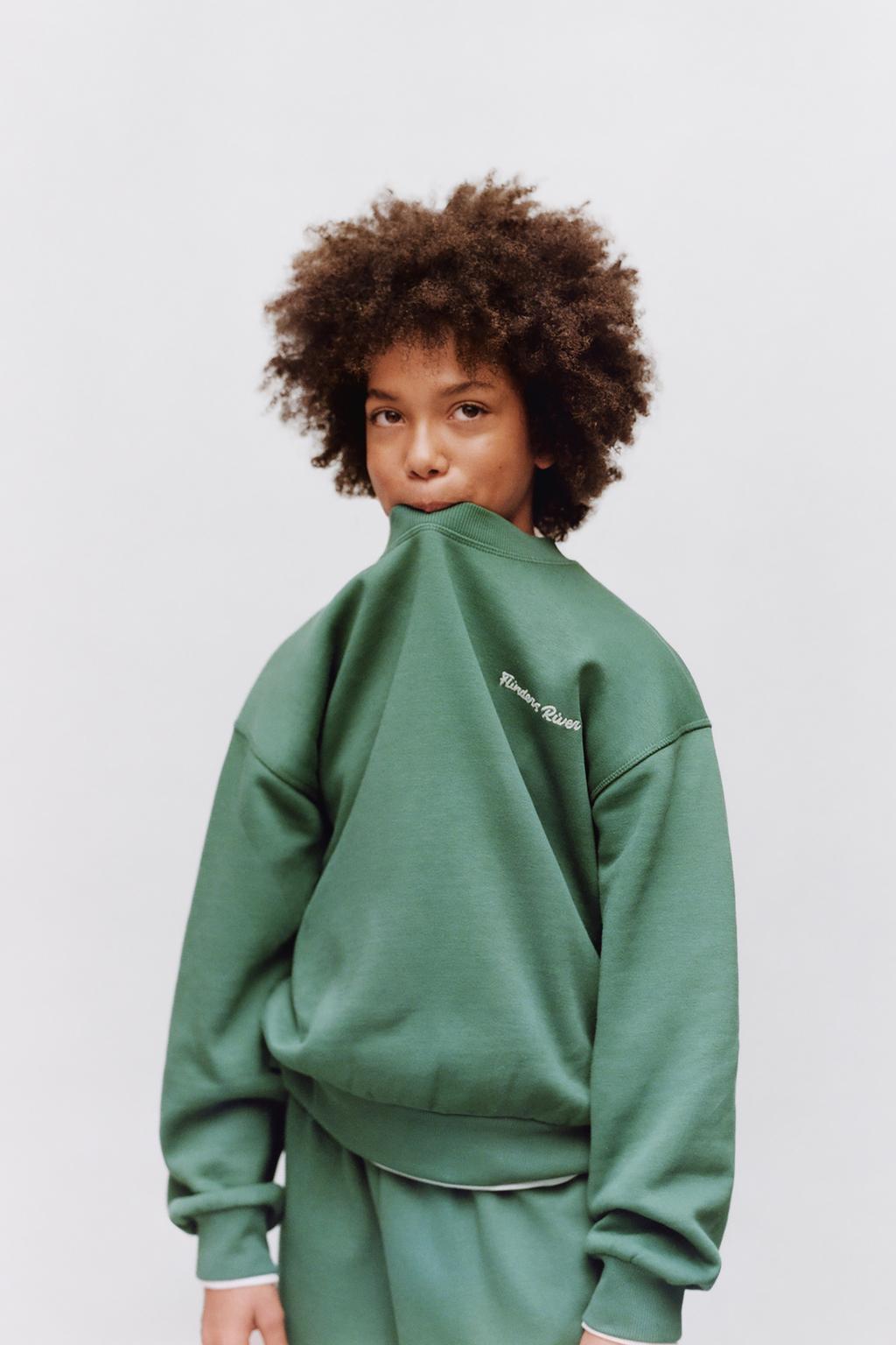 КОМПЛЕКТ ИЗ ТОЛСТОВКИ И ДЖОГГЕРОВ С ТЕКСТОВОЙ ВЫШИВКОЙ