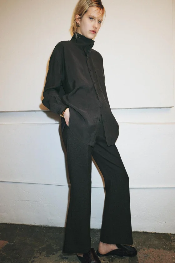УКОРОЧЕННЫЕ РАСКЛЕШЕННЫЕ БРЮКИ коллекция Zara «ZW»