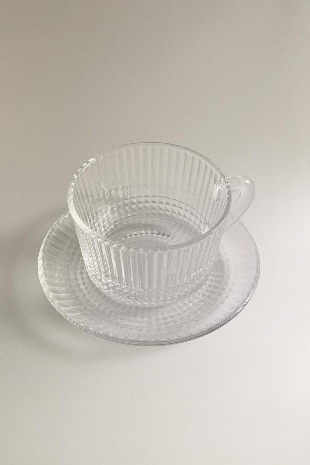 Стеклянная чашка с рельефным геометрическим узором