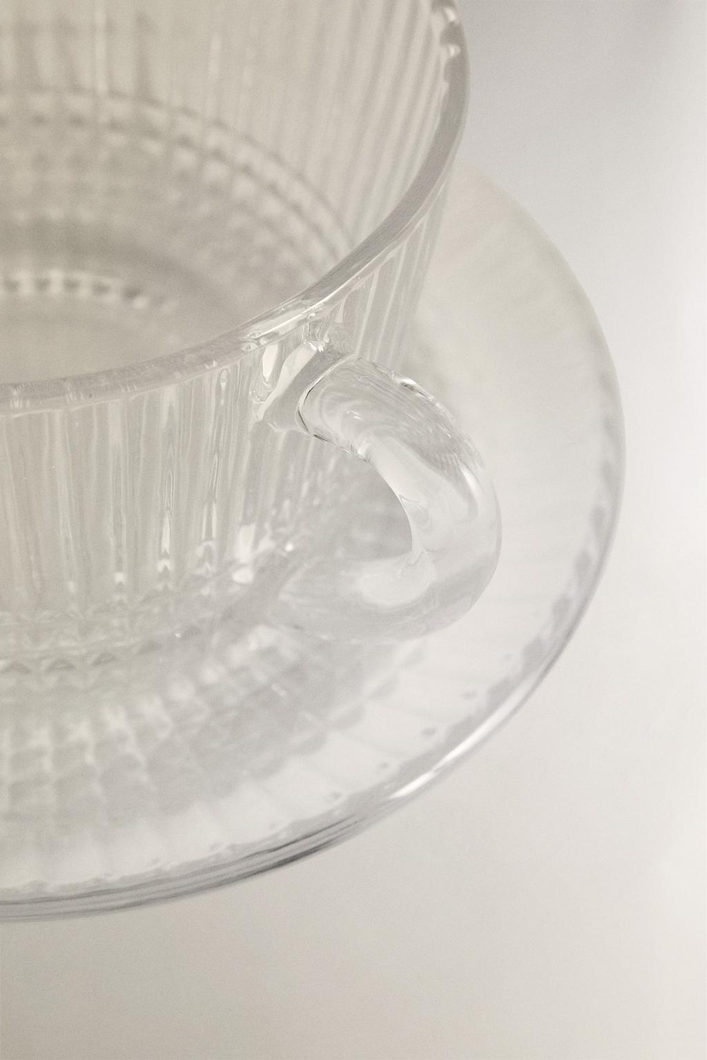 Стеклянная чашка с рельефным геометрическим узором